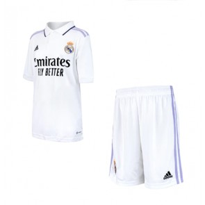 Real Madrid babykläder Hemmatröja barn 2022-23 Korta ärmar (+ Korta byxor)